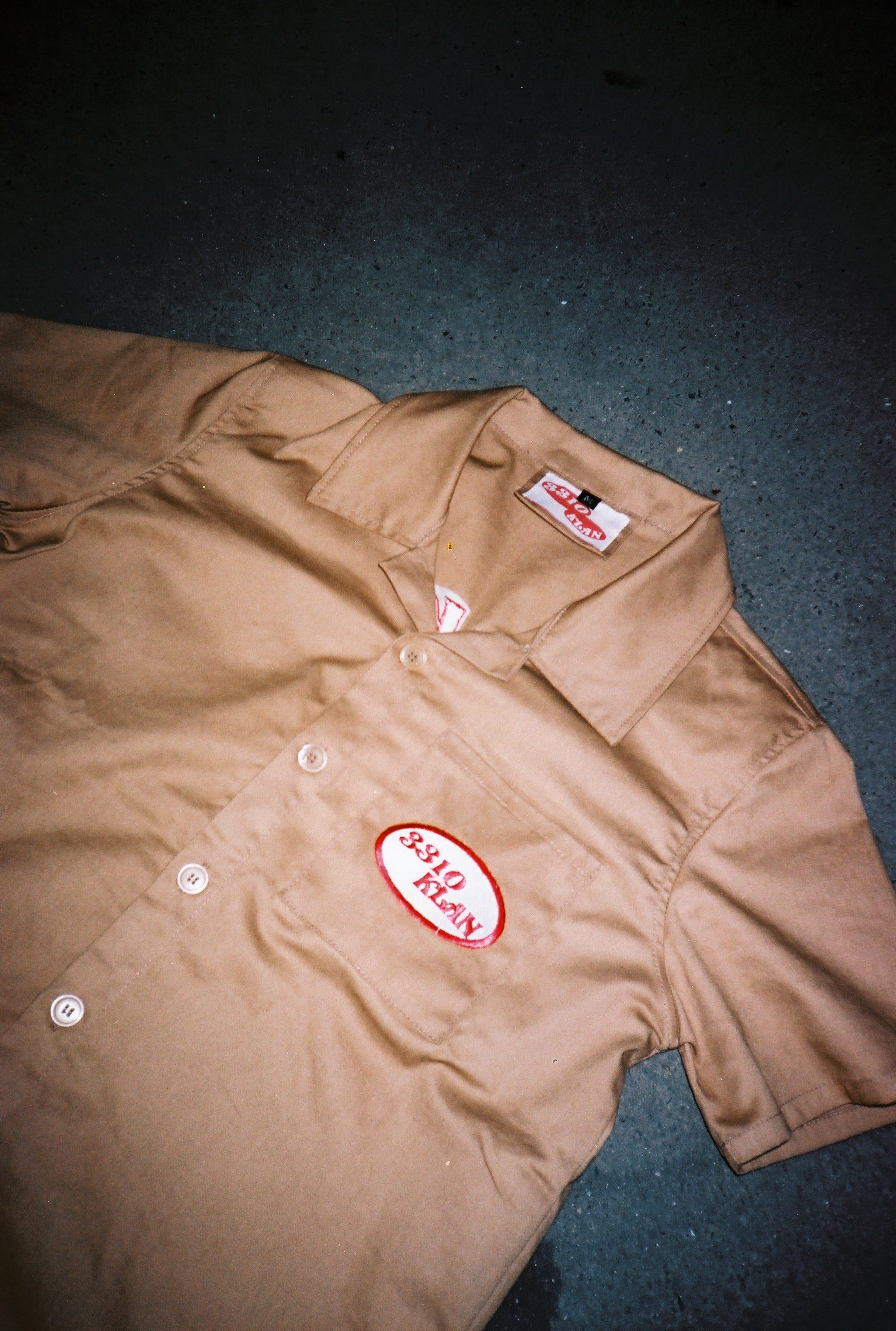 CHEMISE « HIGH QUALITY SERVICES » MARRON